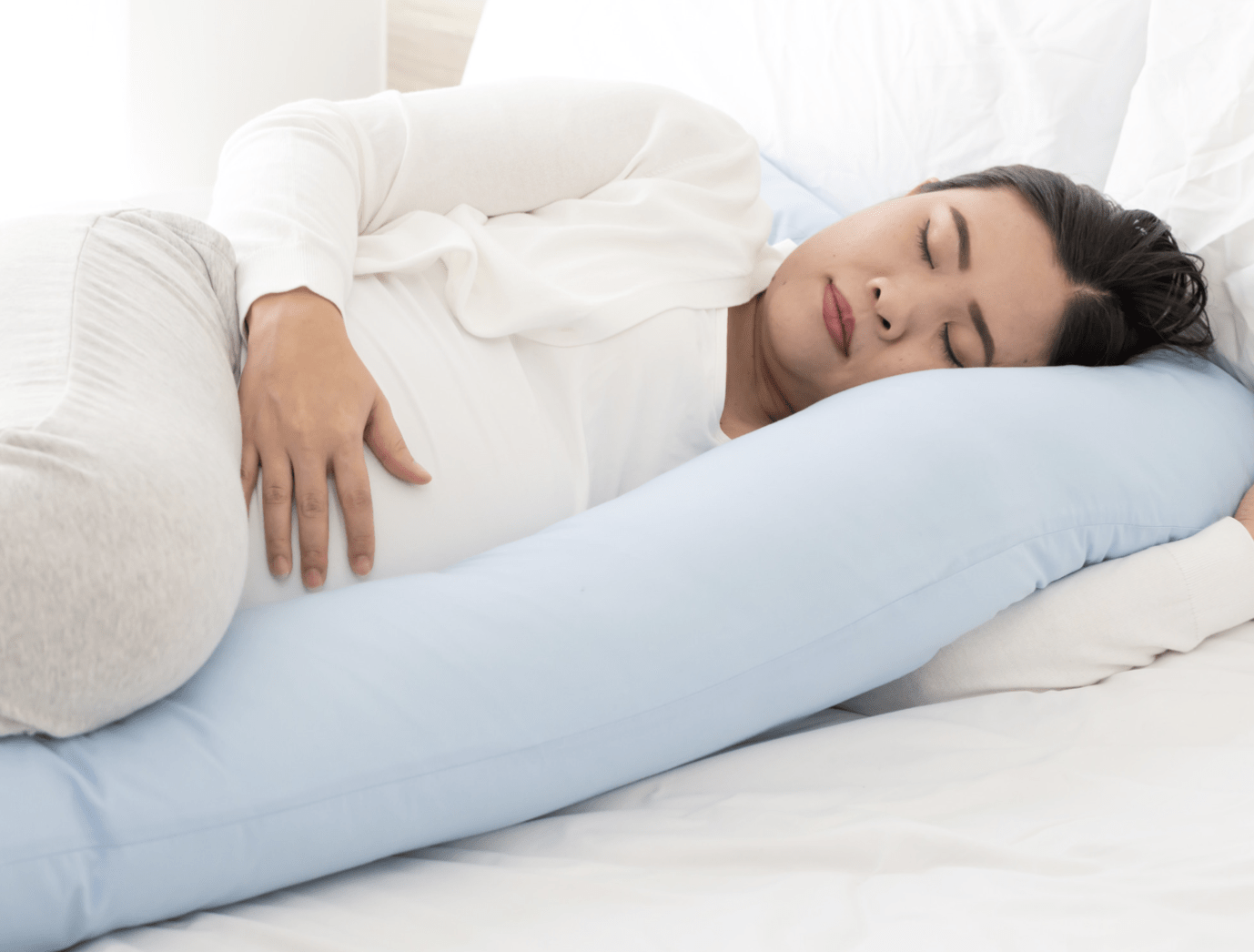 How to sleep with a pregnancy pillow? 4 best sleeping positions